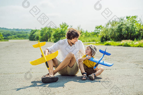 快乐父亲儿子玩玩具飞机跑道背景旅行孩子们概念