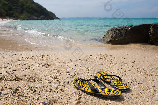 夏天假期概念黄色的条纹凉鞋海海滩古董语气