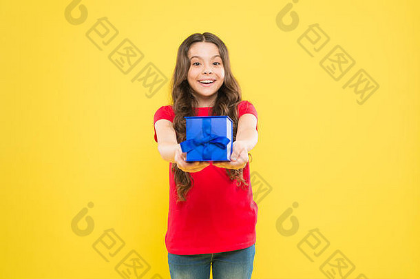 礼物给使快乐可爱的女孩给蓝色的现在盒子黄色的背景可爱的小孩子享受给礼物礼物给场合