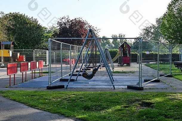 儿童波动操场上玩公园包围障碍冠状病毒流感大流行