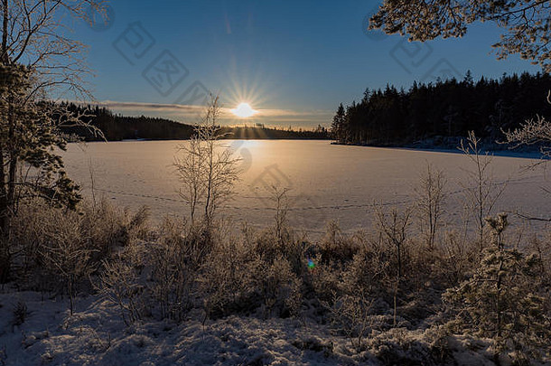 日出冻湖瓦姆兰瑞典一月