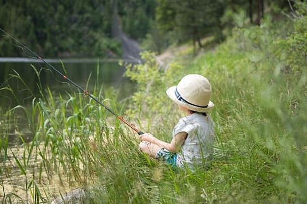 孩子钓鱼湖背景股票照片