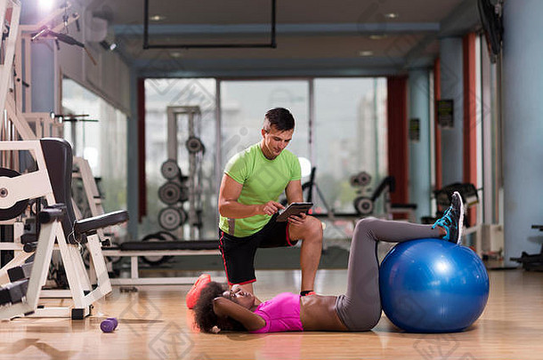 健康的年轻的夫妇锻炼健身房<strong>普拉提</strong>锻炼个人教练
