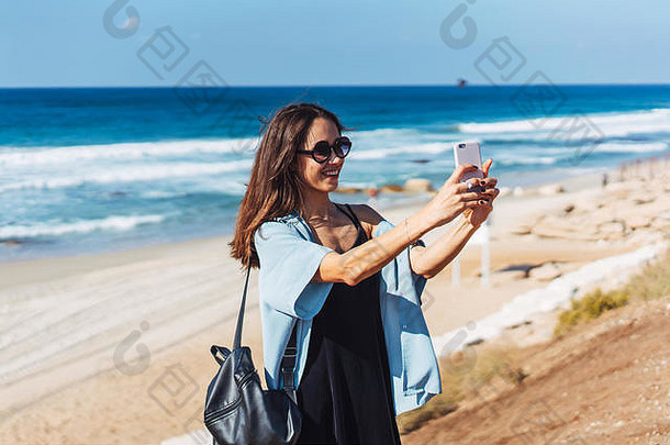 年轻的女人照片智能手机