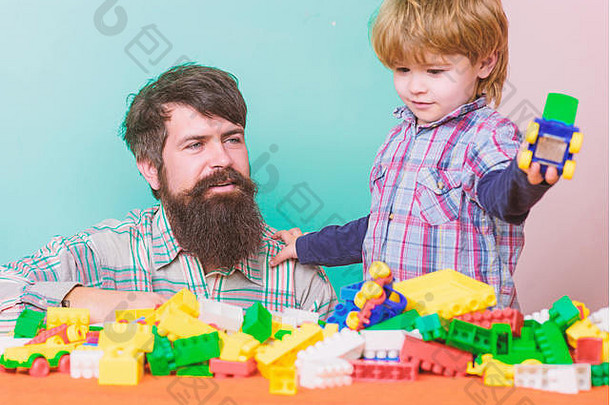 支出时间家庭小男孩爸爸玩爱孩子发展快乐家庭休闲建筑构造函数父亲儿子玩游戏有趣的假期玩假期