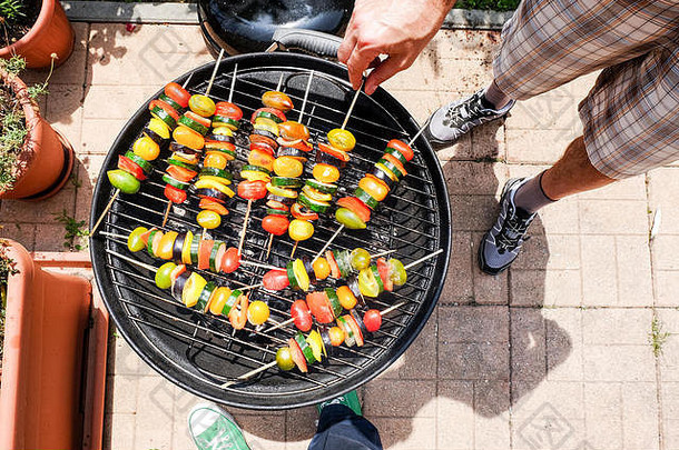 烹饪烧烤蔬菜西葫芦番茄佩皮尔串烧烤在户外阳光明媚的放松周末
