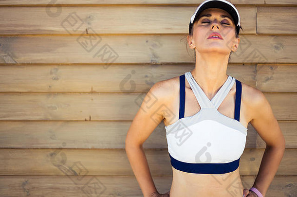 肖像放松健康的女人慢跑者健身衣服木墙