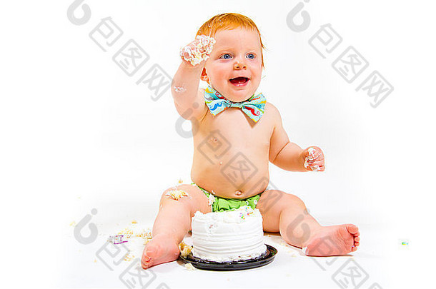婴儿男孩吃蛋糕时间生日蛋糕粉碎工作室白色背景