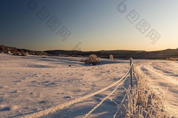 冬天景观栅栏线覆盖冰晶体前景背景村森林蓝色的<strong>天空图片</strong>摇来摇去