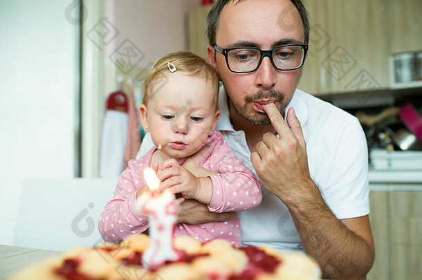 父亲可爱的女儿吃生日<strong>蛋糕</strong>