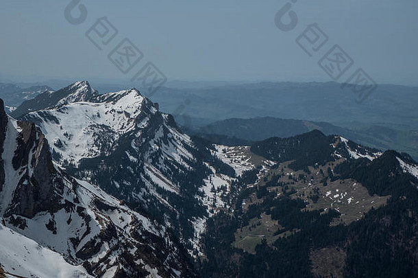 风景优美的视图瑞士阿尔卑斯山脉雪前