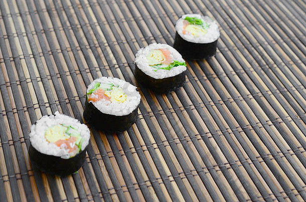 寿司卷谎言竹子稻草蛇翼席传统的亚洲食物