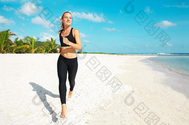 年轻的健身女人运行海滩股票图像