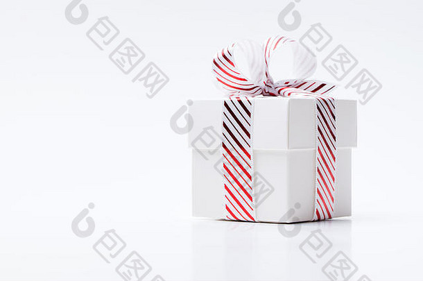白色礼物盒子系白色红色的条纹丝带