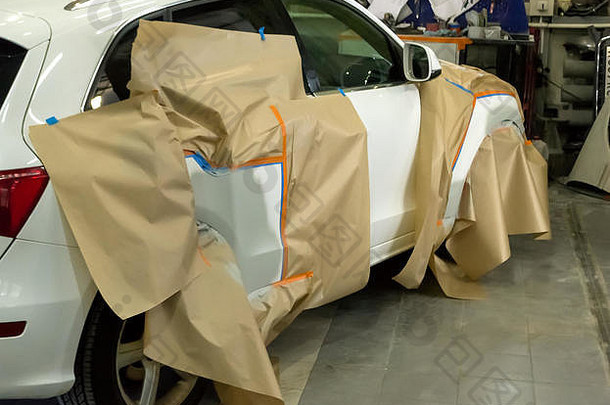 绘画白色车车间身体修复运动型多功能车车覆盖纸打油漆