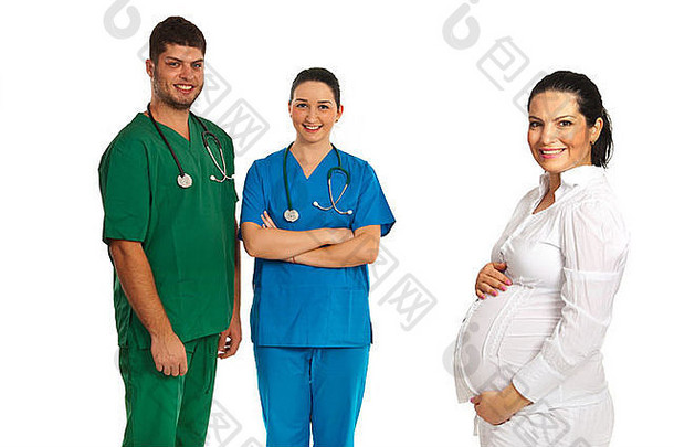 快乐怀孕了女人站前面团队医生孤立的白色背景