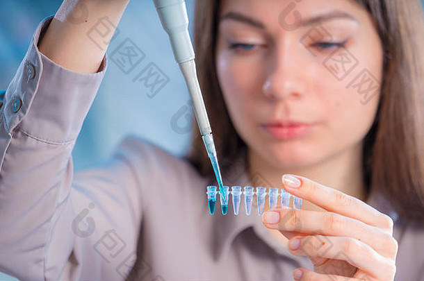 年轻的女人切割样本聚合酶链反应超小型电子管架
