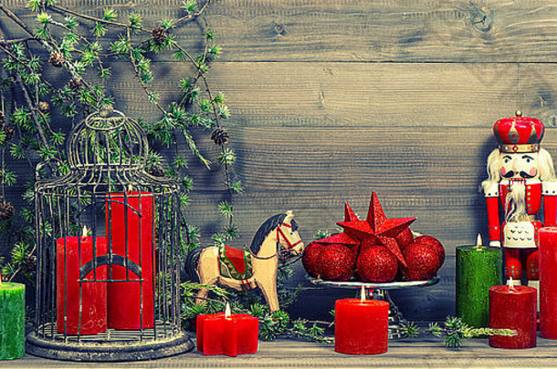 圣诞节装饰红色的蜡烛古董玩具胡桃夹子摇摆马古董风格健美的图片