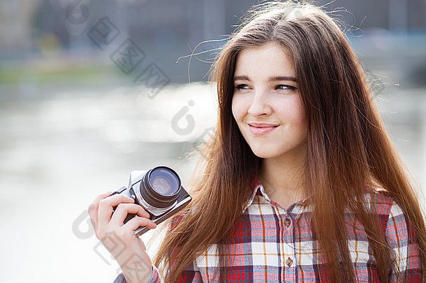 肖像年轻的女人照片相机