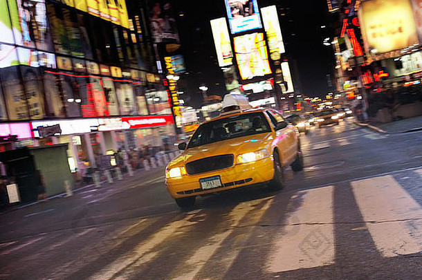 黄色的出租车城市街晚上