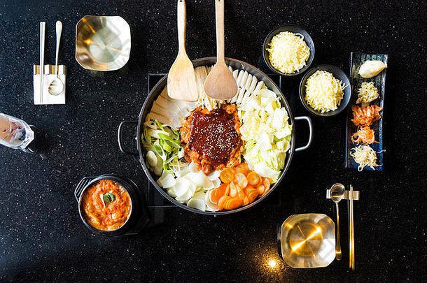 托克博基朝鲜文传统的食物热辣的大米蛋糕结合应用泡芙奶酪蔬菜黑色的表格