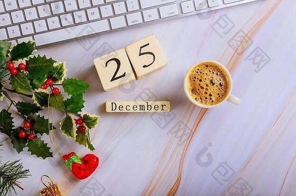 12月克里斯特马斯一天工作办公室桌子上杯咖啡电脑键盘圣诞节作文
