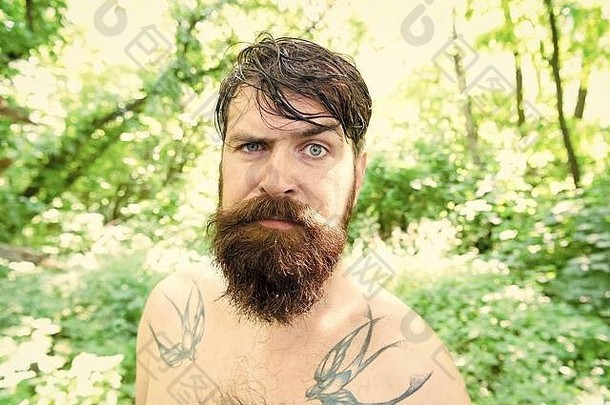 残酷的崎岖的多毛的赶时髦的人穿长胡子胡子残酷的风格有胡子的男人。残酷的夏天自然残酷的高加索人的家伙赤膊上阵纹身皮肤