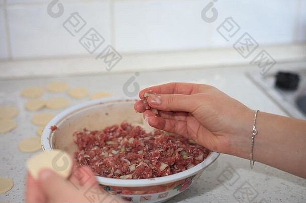 过程使意式馄饨水饺饺子猪肉肉乌克兰食物
