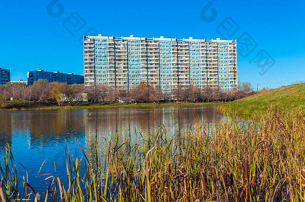 现代公寓房子池塘莫斯科俄罗斯