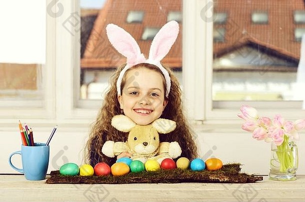 童年幸福可爱的女孩兔子耳朵快乐小孩子卷曲的头发兔子毛玩具复活节色彩斑斓的鸡蛋铅笔郁金香花窗口女人的母亲一天春天假期