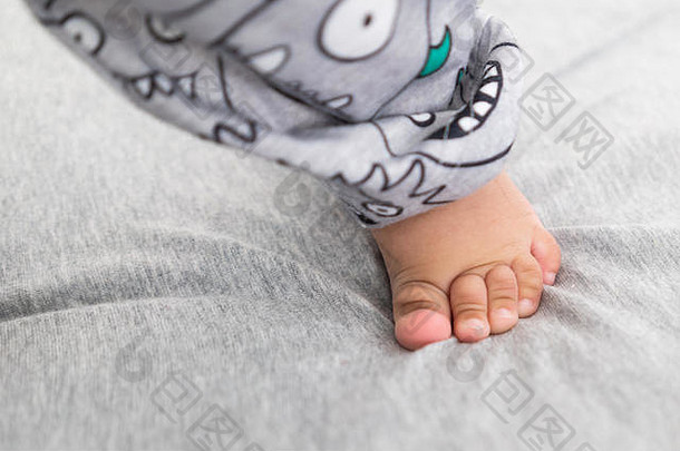 关闭婴儿的脚站婴儿床穿可爱的一对裤子明亮的简约现代托儿所卧室