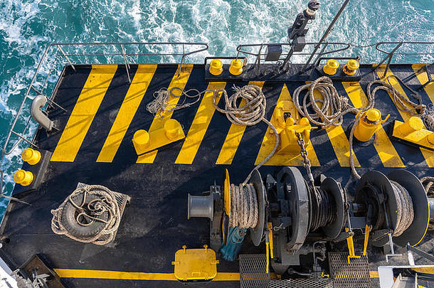黄色的黑色的画渡船甲板船厚系泊绳子蓝色的海水波泰国关闭