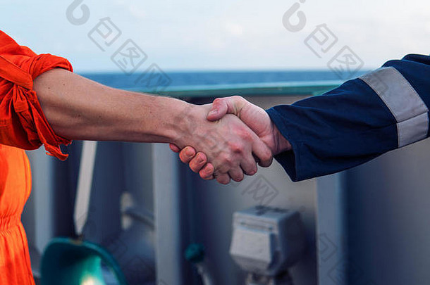 海洋承包商商人握手工人船