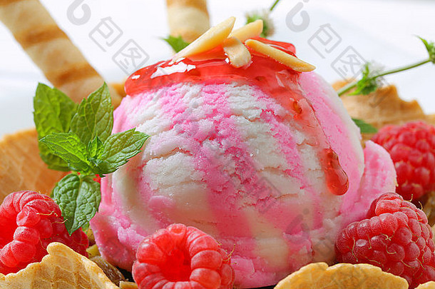 独家新闻冰奶油新鲜的树莓晶片碗