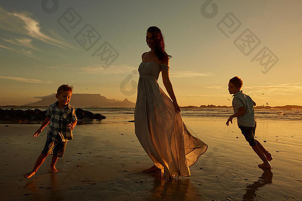 家庭假期男孩阳光明媚的海滩享受快乐晚些时候下午