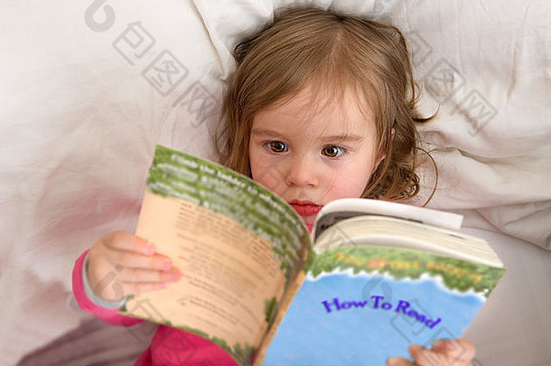 可爱的蹒跚学步的<strong>阅读</strong>故事睡眠<strong>阅读习惯</strong>开始早期年龄