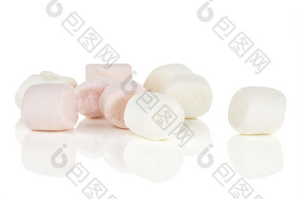 很多粉红色的白色甜蜜的毛茸茸的棉花糖孤立的白色背景