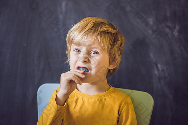 三年男孩显示myofunctional教练帮助平衡日益增长的牙齿正确的咬开发口呼吸习惯纠正