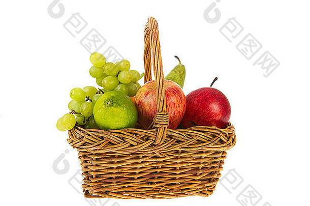 柳条篮子完整的新鲜的水果孤立的白色背景