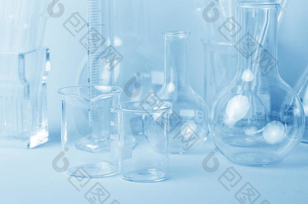 研究实验室各种各样的玻璃器皿设备蓝色的语气
