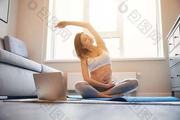 伸展运动放松瑜伽体式怀孕