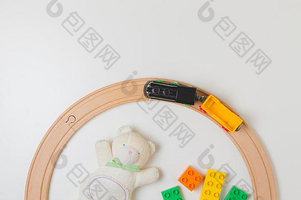玩具框架泰迪塑料砖玩具火车白色背景