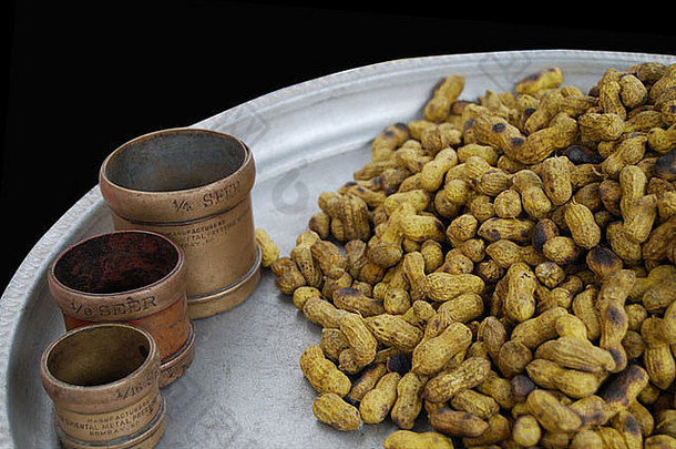 煮熟的花生出售市场萨达拉传统的测量