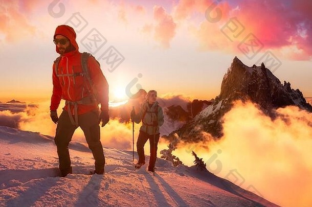 冒险复合图像男人。女人登山雪