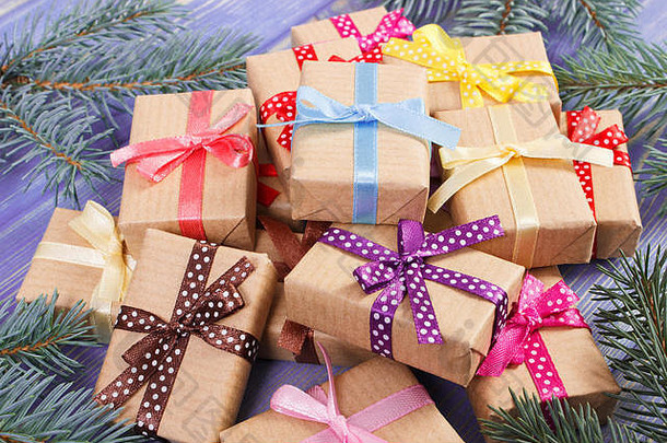 包装礼物色彩斑斓<strong>的</strong>丝带圣诞节庆祝活动绿色云杉分支机构董事会