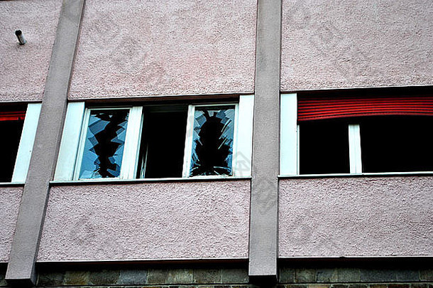 被遗弃的建筑窗户破碎的玻璃