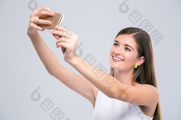 肖像快乐的可爱的女<strong>少年</strong>使自拍<strong>照片</strong>智能手机孤立的白色背景