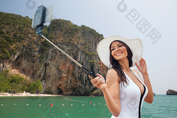 快乐女人采取自拍智能<strong>手机</strong>海滩