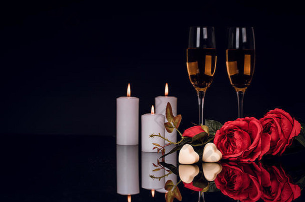眼镜<strong>香槟玫瑰</strong>蜡烛心形状巧克力黑色的背景爱情人节一天概念