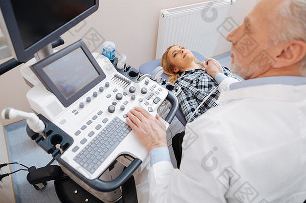 合格的医生提供超声波扫描医院